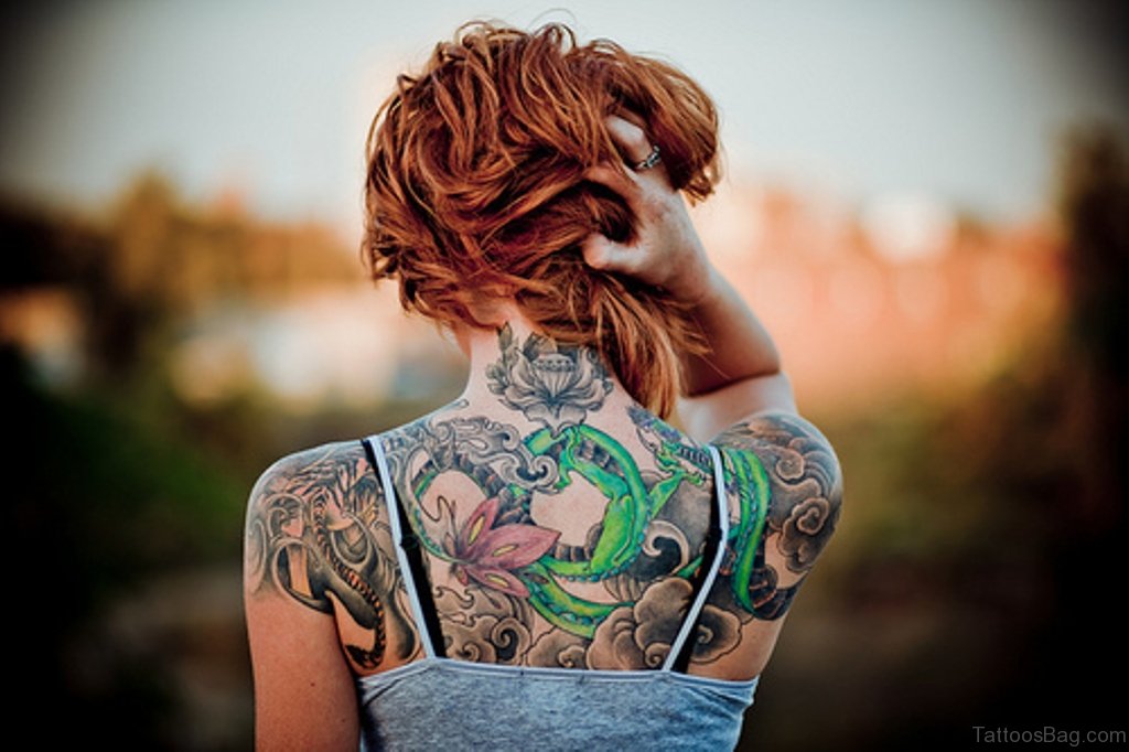 Рыжая девушка со спины Татуировка