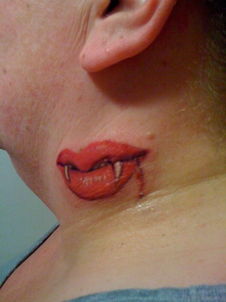 39 Attractive Kiss Tattoos On Neck.