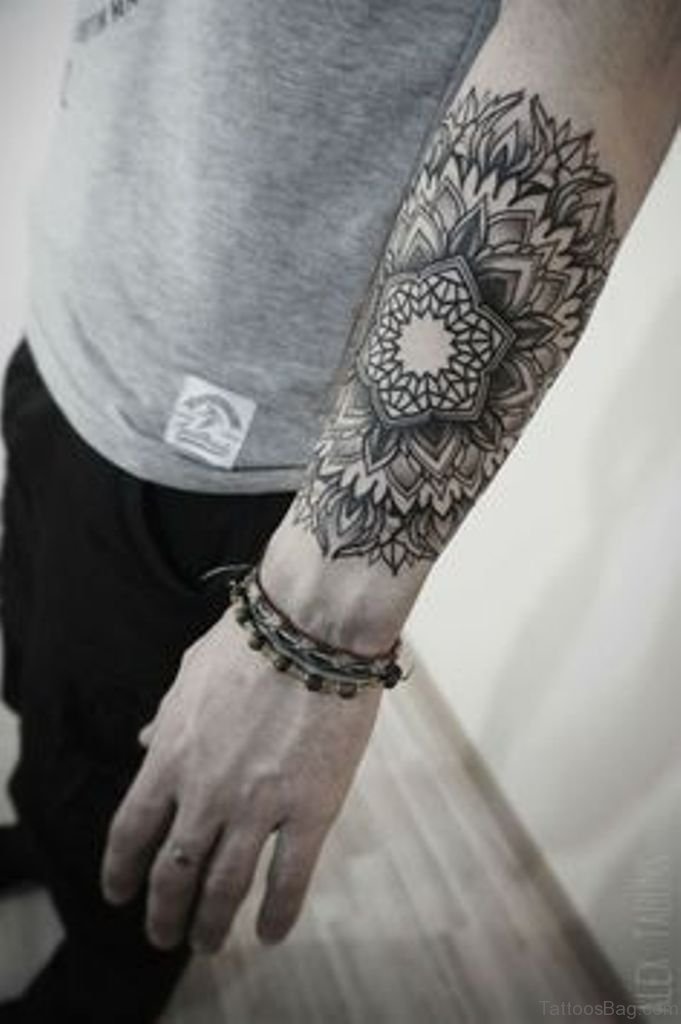 Tatuaje mandala en el brazo