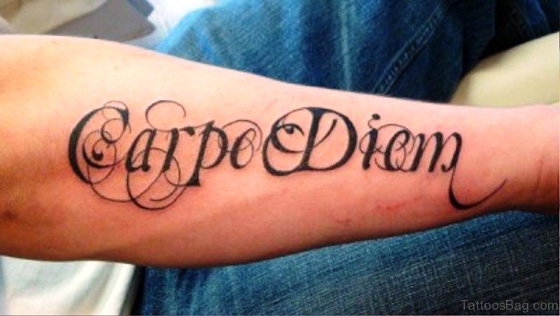 Настоящее латынь. Тату на латыни. Карпе Дием тату. Татуировки с надписью Carpe Diem. Carpe Diem тату на руке.